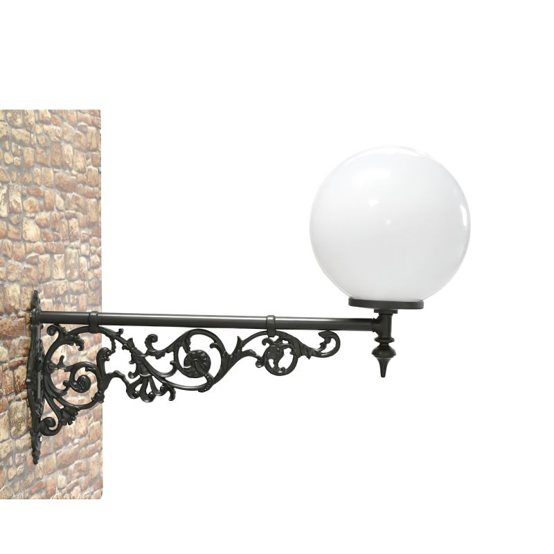 Supporto a muro nero in ferro battuto con globo di vetro bianco, montato su muro di pietra