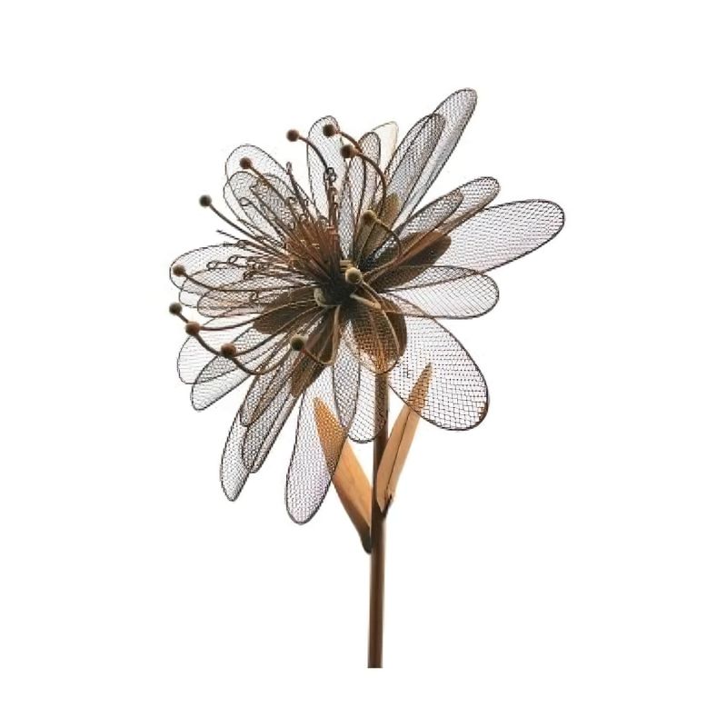 Gros plan d'une fleur en métal avec des pétales transparents, parfaite pour le jardin