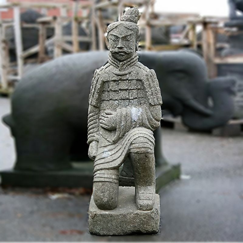 Detailreiche steinerne Statue eines knienden Kriegers in einem Gartendekorationslager