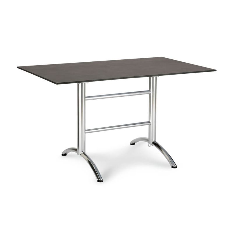 Table de jardin simple avec plateau brun et structure métallique argentée