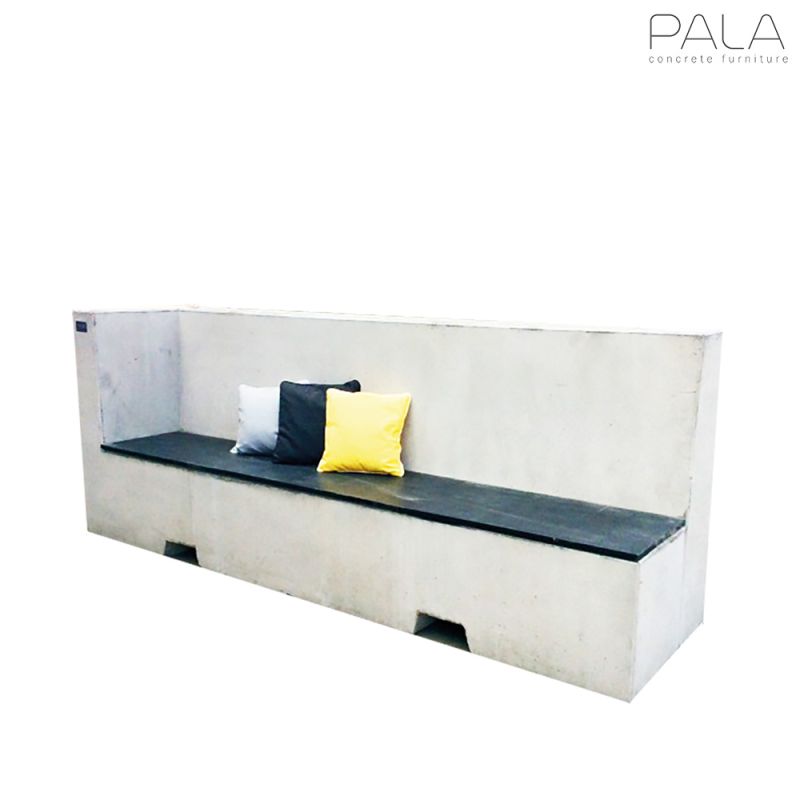 Panchina da giardino in cemento minimalista con cuscini neri e gialli per una decorazione da giardino elegante