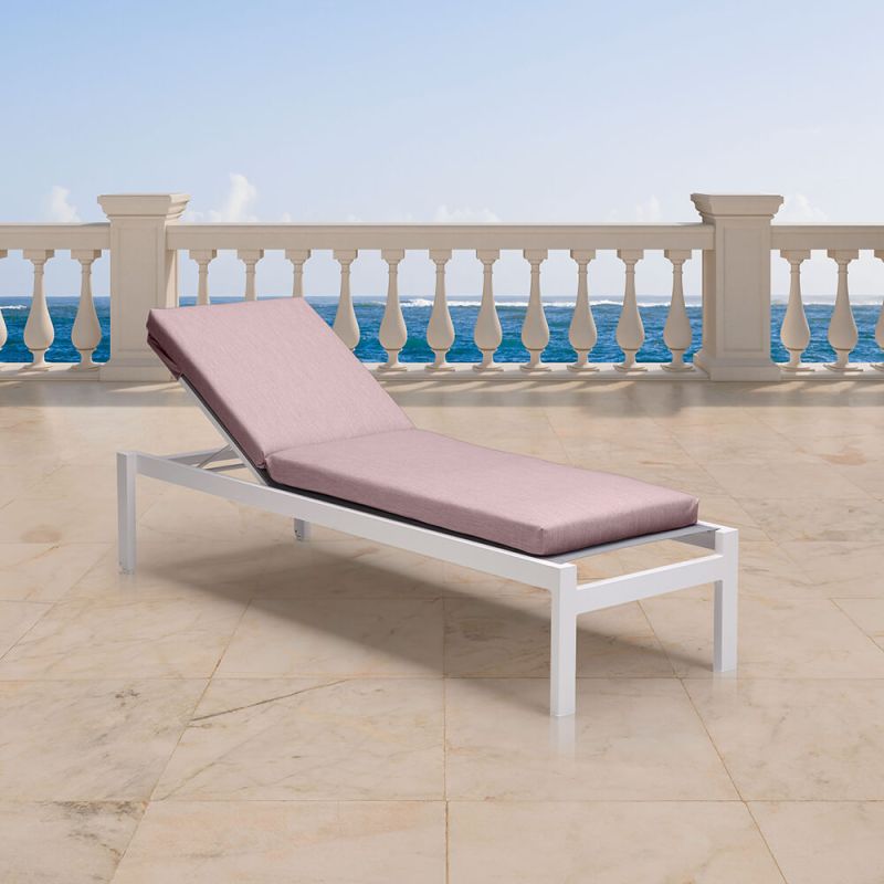 Lettino da giardino bianco con cuscino rosa su terrazza con vista mare