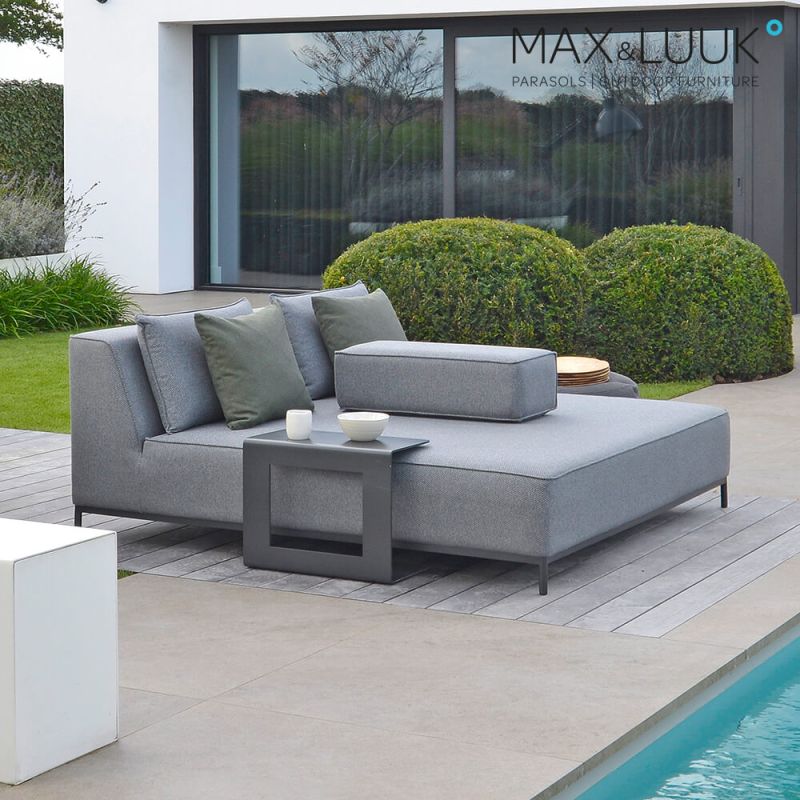 Fauteuil lounge de jardin gris avec coussins à côté de la piscine sur terrasse