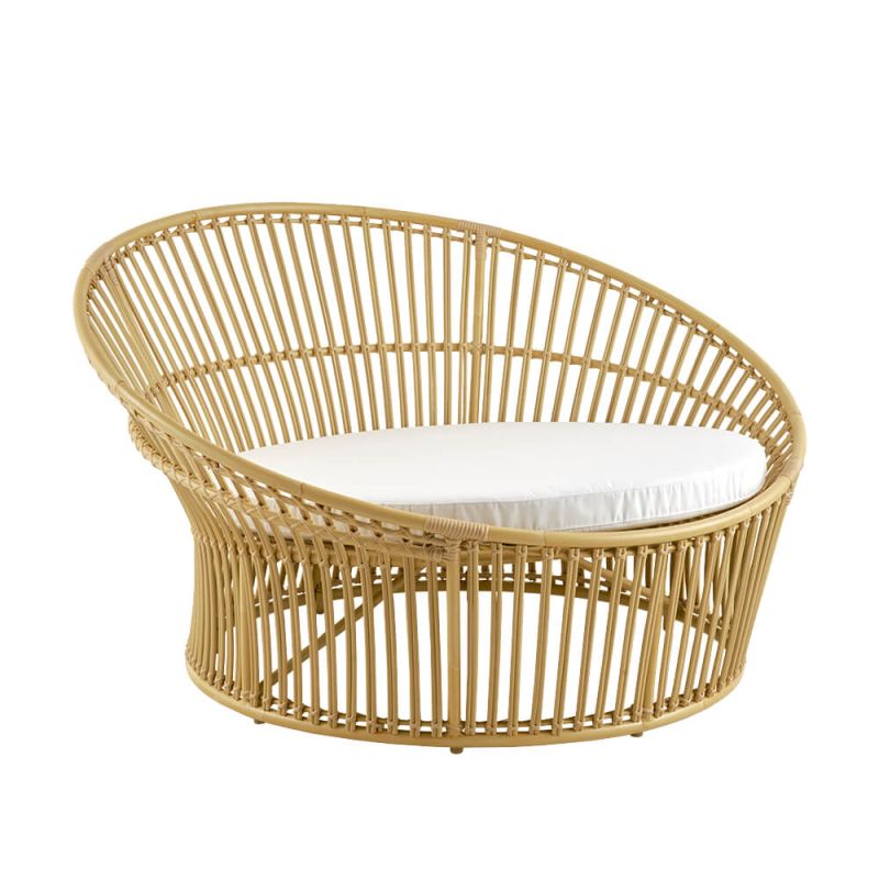 Fauteuil rond en rotin avec coussin blanc, parfait pour la décoration extérieure