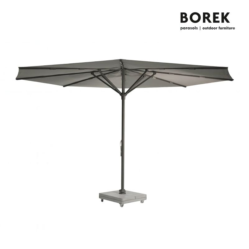 Grande ombrellone da giardino grigio con base stabile e copertura quadrata per ombra in giardino