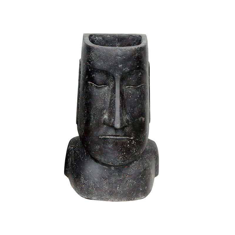 Sculpture en pierre noire représentant un visage stylisé de Pâques pour le jardin