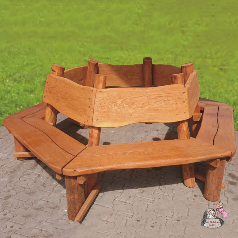 Panca da giardino in legno con schienale continuo su pavimentazione in un giardino verde