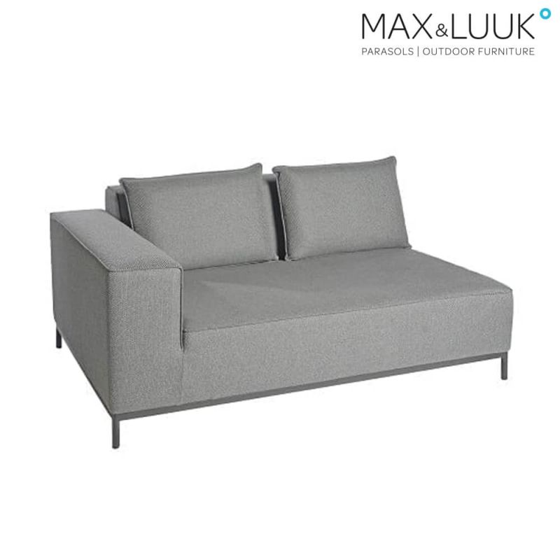 Divano da giardino grigio confortevole con due cuscini per lo schienale su gambe metalliche