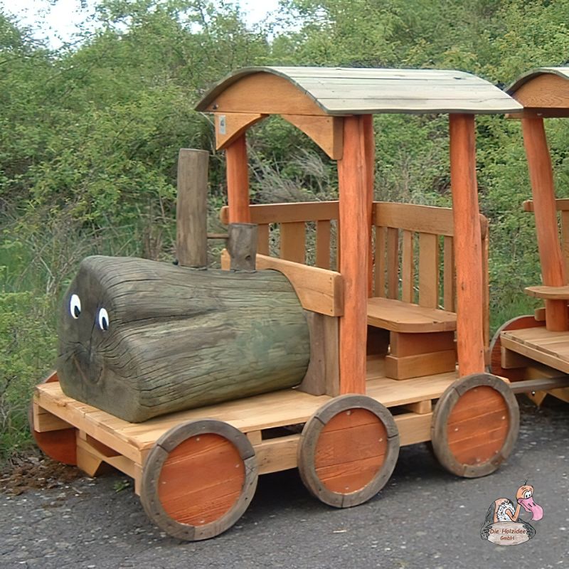 Kinder-Holzzug als dekoratives Gartenspielgerät aus Holz