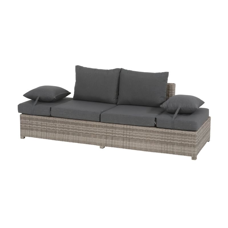 Divano lounge in rattan grigio con tre cuscini per seduta e quattro cuscini decorativi da giardino