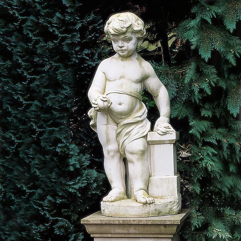 Statua bianca classica di un bambino con fiori, circondata da rami di abete