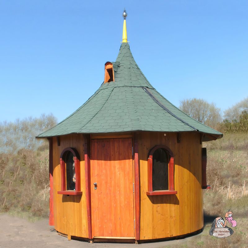 Petite maison de jardin ronde en bois avec toit en ardoise verte sous un ciel clair