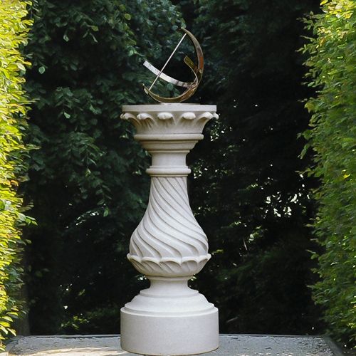 Horloge solaire blanche artistique sur colonne décorative entourée de verdure de jardin
