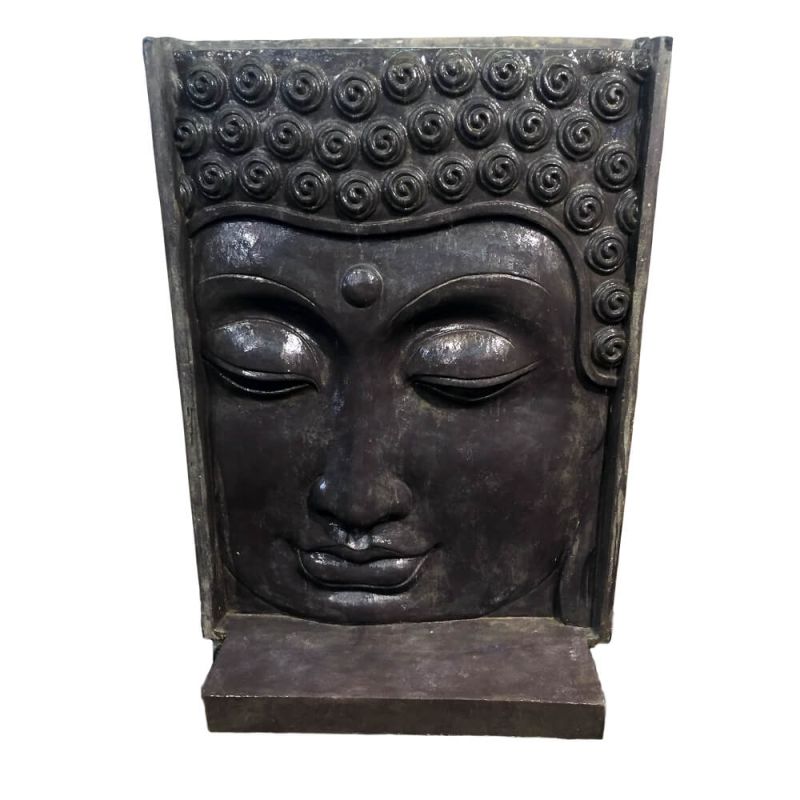 Fontana da giardino con volto di Buddha nero con occhi chiusi e capelli a spirale