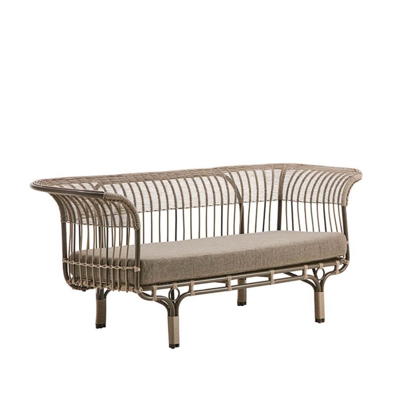 Divano da giardino in rattan marrone con cuscino beige su sfondo bianco