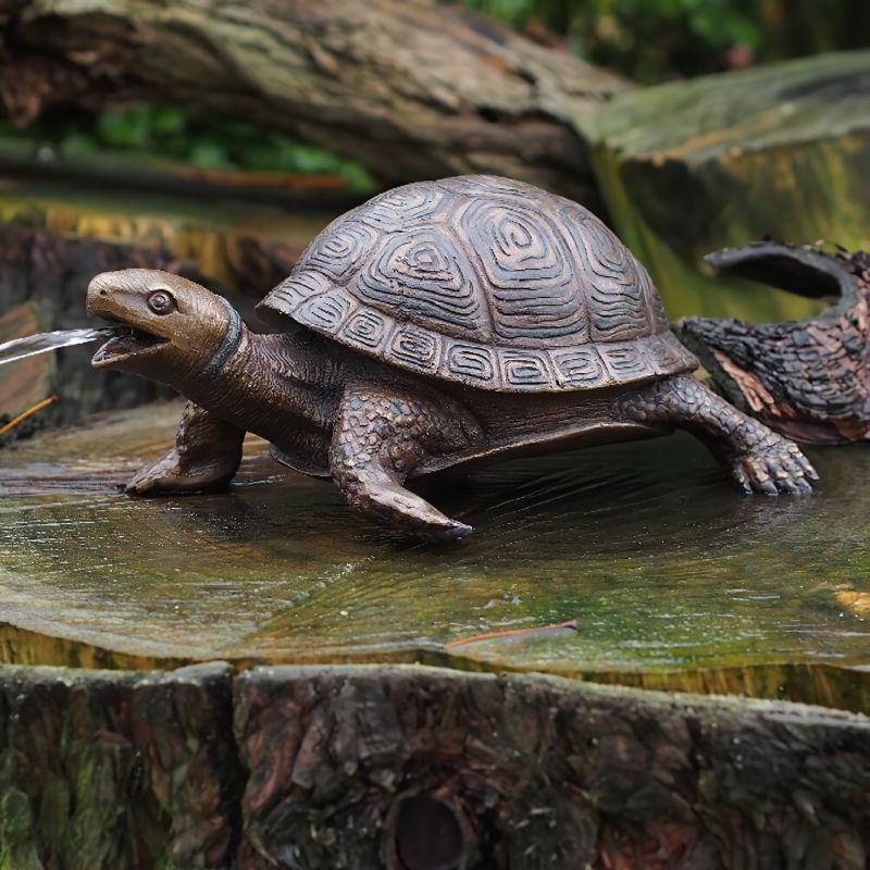 Figura dettagliata in bronzo di una tartaruga che sputa acqua in una fontana da giardino