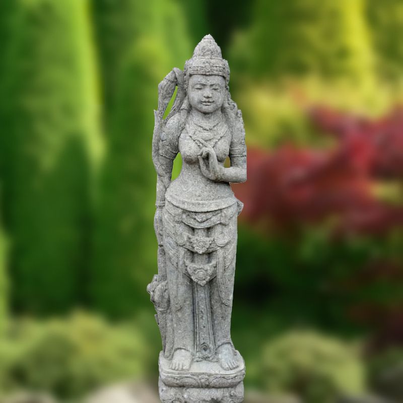 Statua di Buddha in pietra grigia come decorazione da giardino esclusiva davanti a piante verdi