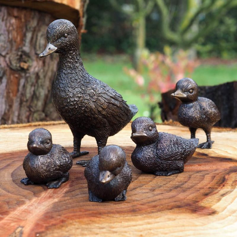 Figurines en bronze d'une famille de canards sur bois pour décoration de jardin
