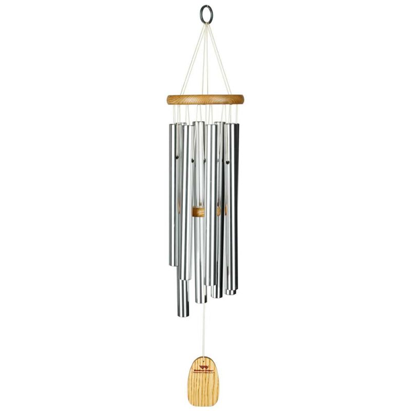 Carillon argenté avec détails en bois suspendu dans le jardin