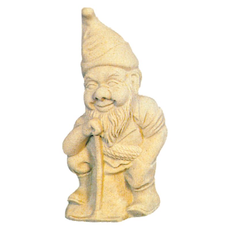 Un nain de jardin souriant en pierre avec un chapeau pointu et un bâton à la main