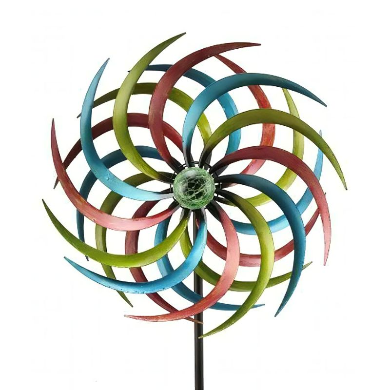 Moulin à vent multicolore en métal comme décoration extérieure de jardin