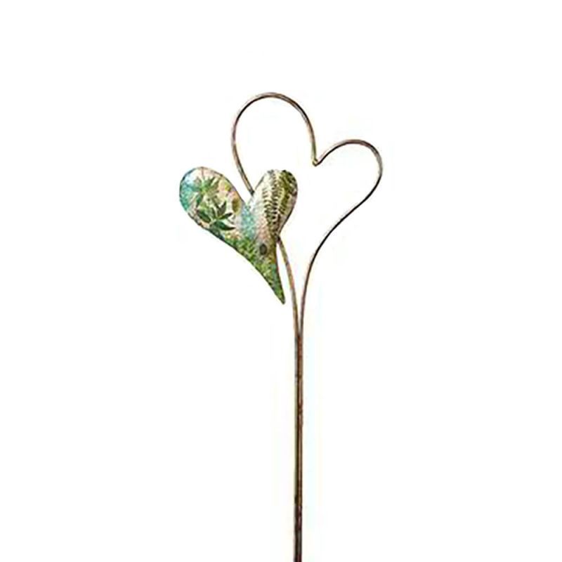 Pique décoratif de jardin avec deux cœurs métalliques entrelacés