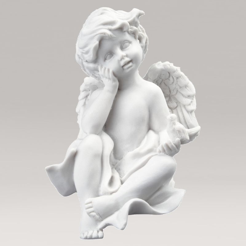 Sculpture d'ange blanc assis avec des ailes et un oiseau dans la main, décoration de jardin parfaite