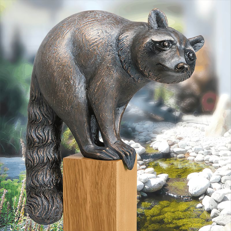 Sculpture décorative d'écureuil en métal dans un jardin sur un poteau en bois