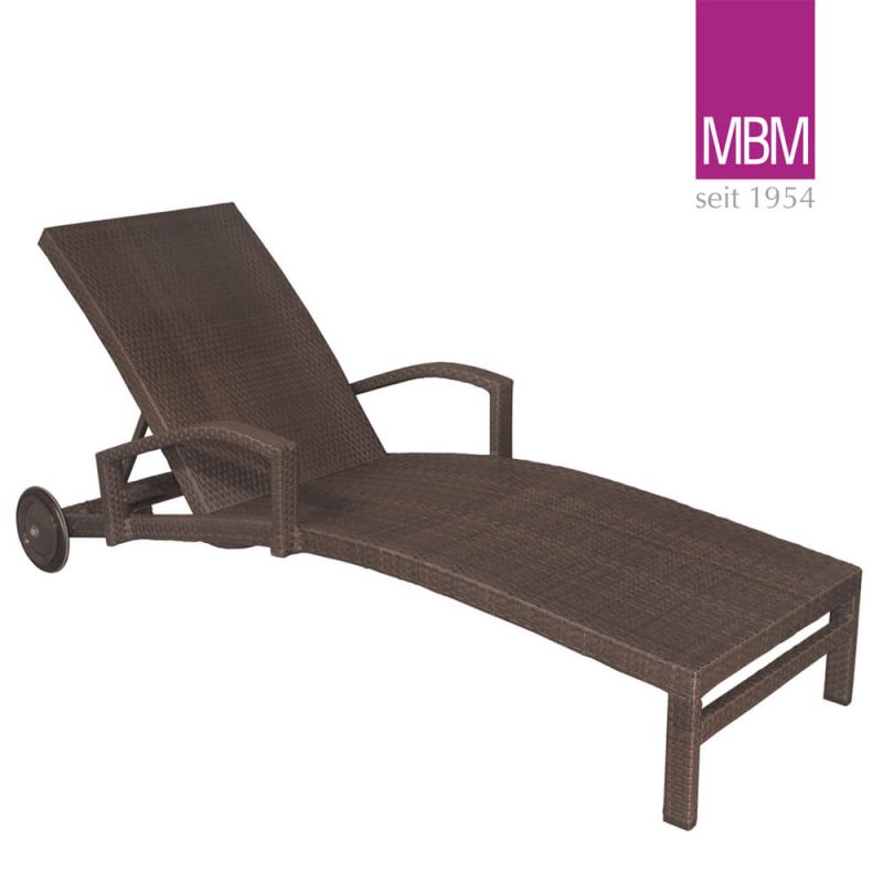 Chaise longue de jardin marron en rotin avec accoudoirs et roulettes pour un déplacement facile