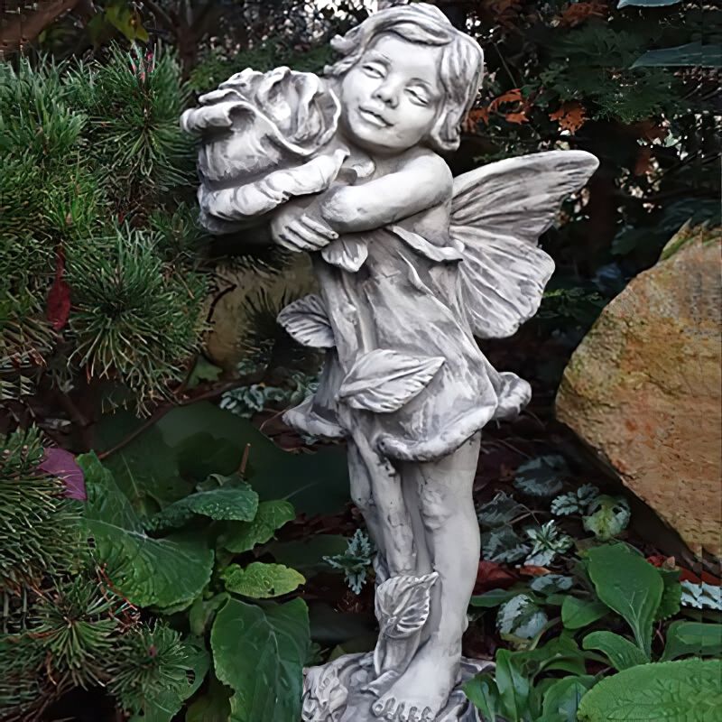 Figura di angelo in pietra con ali che abbraccia un cane in un giardino