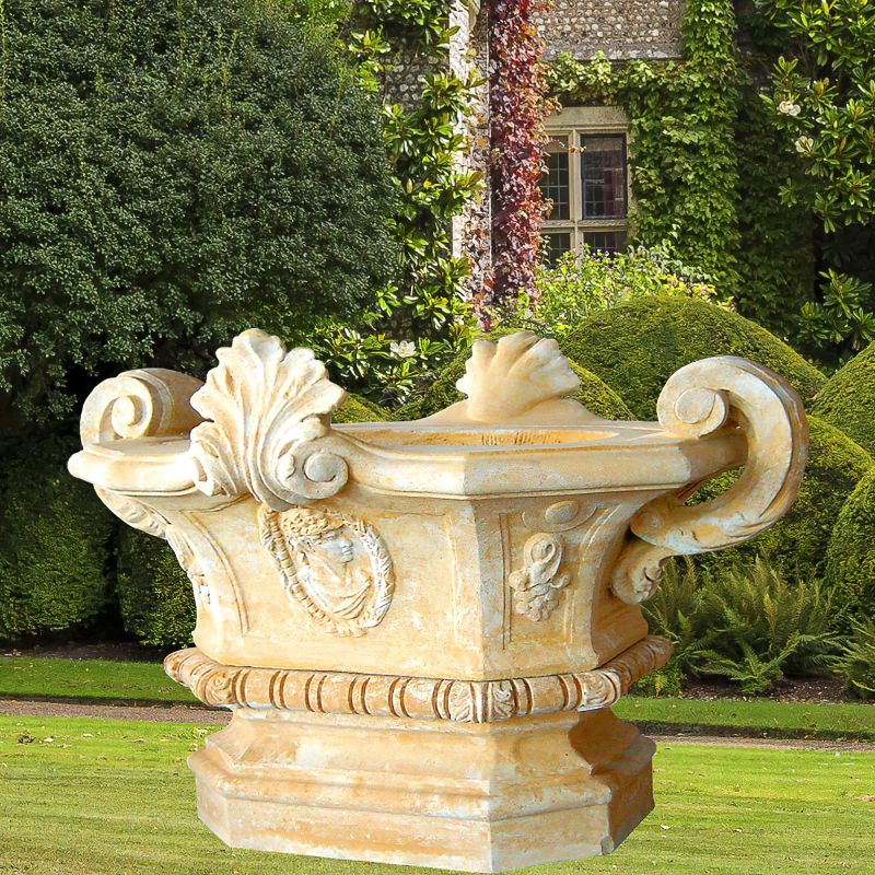 Grande fontaine de jardin décorative avec des sculptures dans un jardin