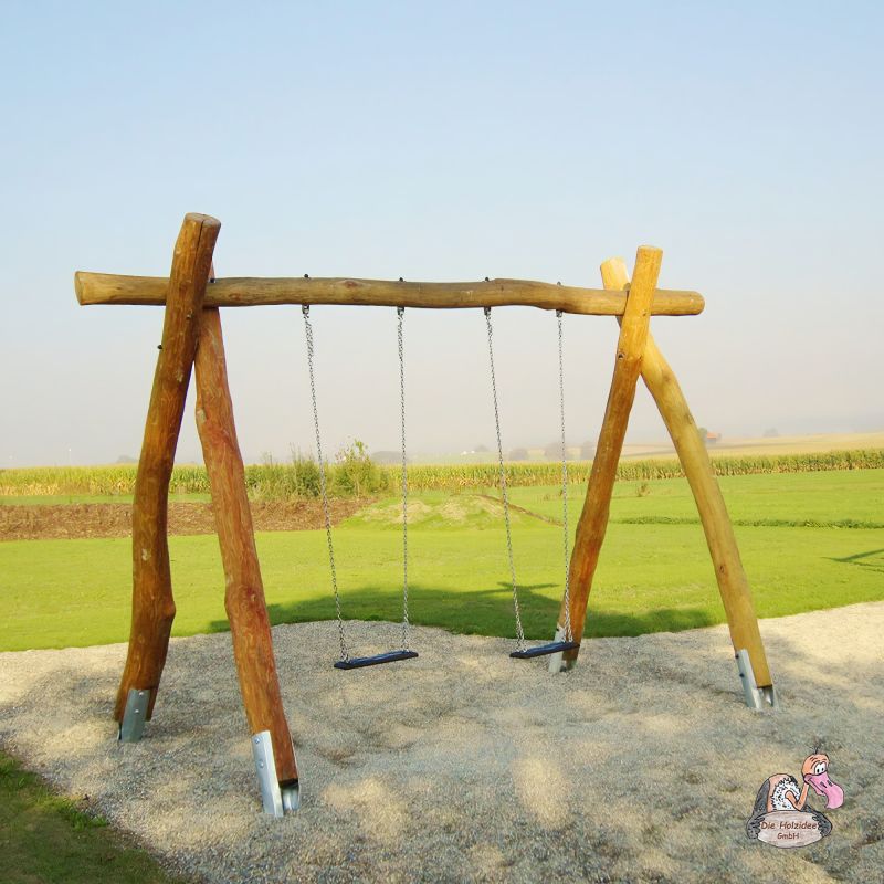 Altalena in legno naturale con due sedili su superficie ghiaiosa nel giardino