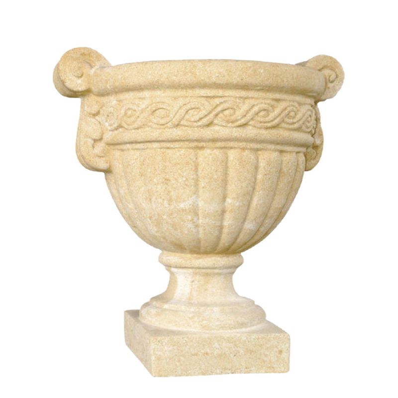 Coppa da giardino in pietra beige con dettagli decorativi su sfondo bianco