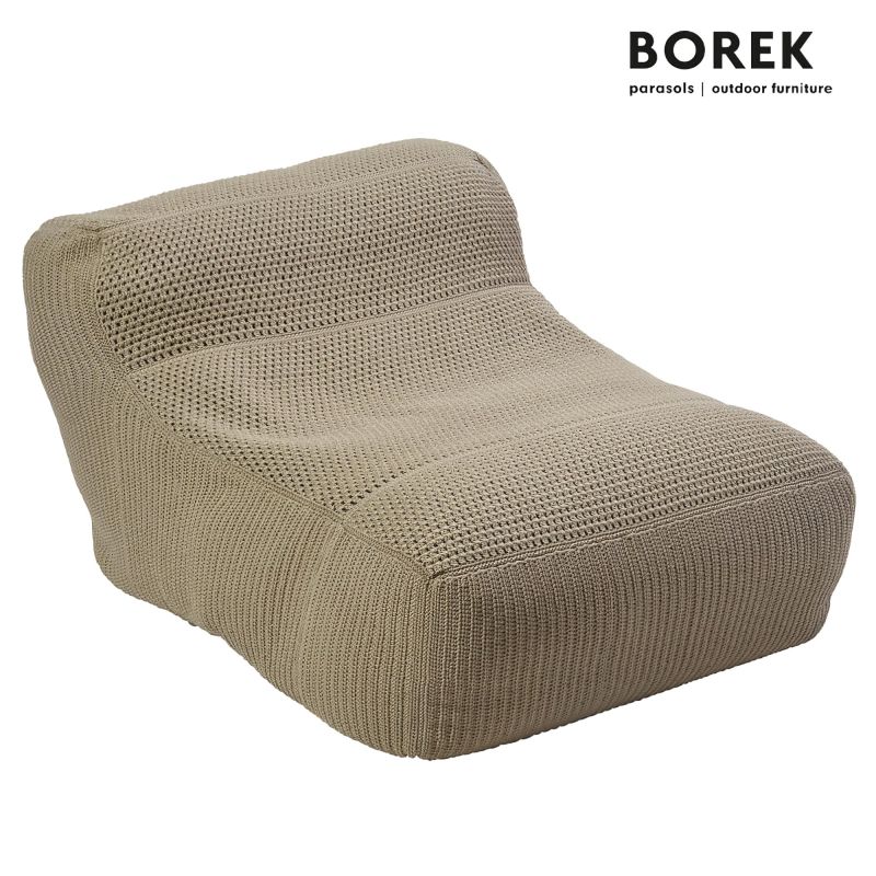 Poltrona lounge esterna beige lavorata a maglia senza gambe su sfondo bianco