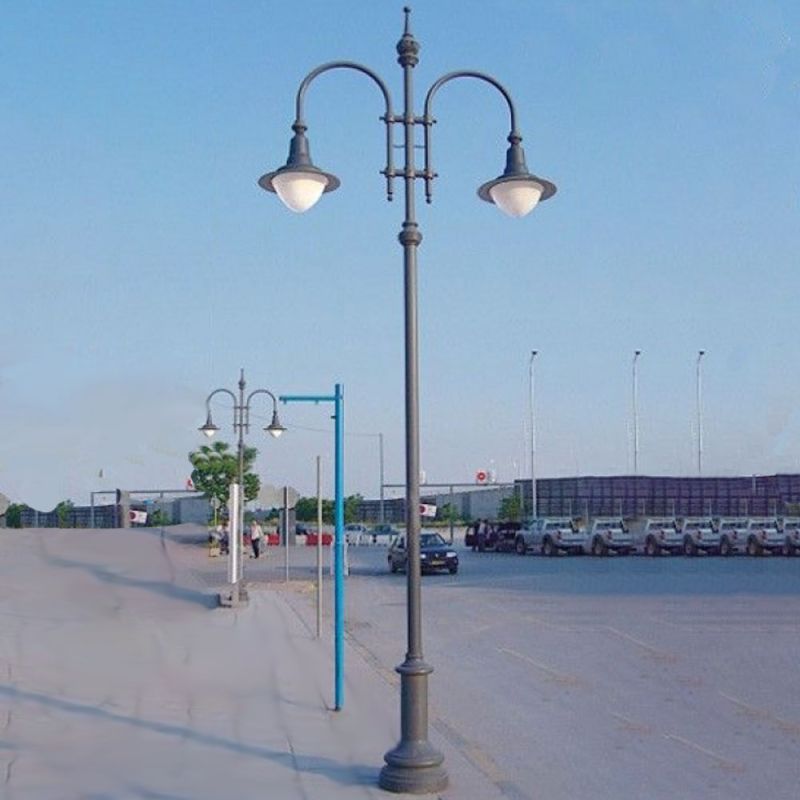 Lampe de jardin noire élégante à double éclairage sur une place pavée en journée