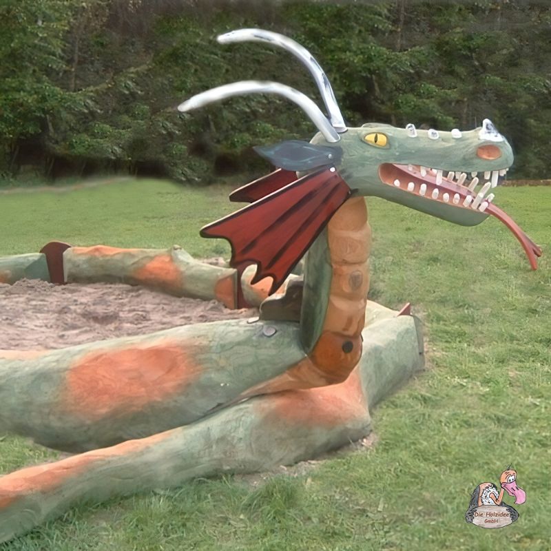 Grande castello di sabbia a forma di drago colorato in giardino