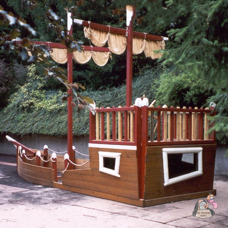 Großer hölzerner Piratenschiff-Spielplatz mit Segeln, ideal für den Garten