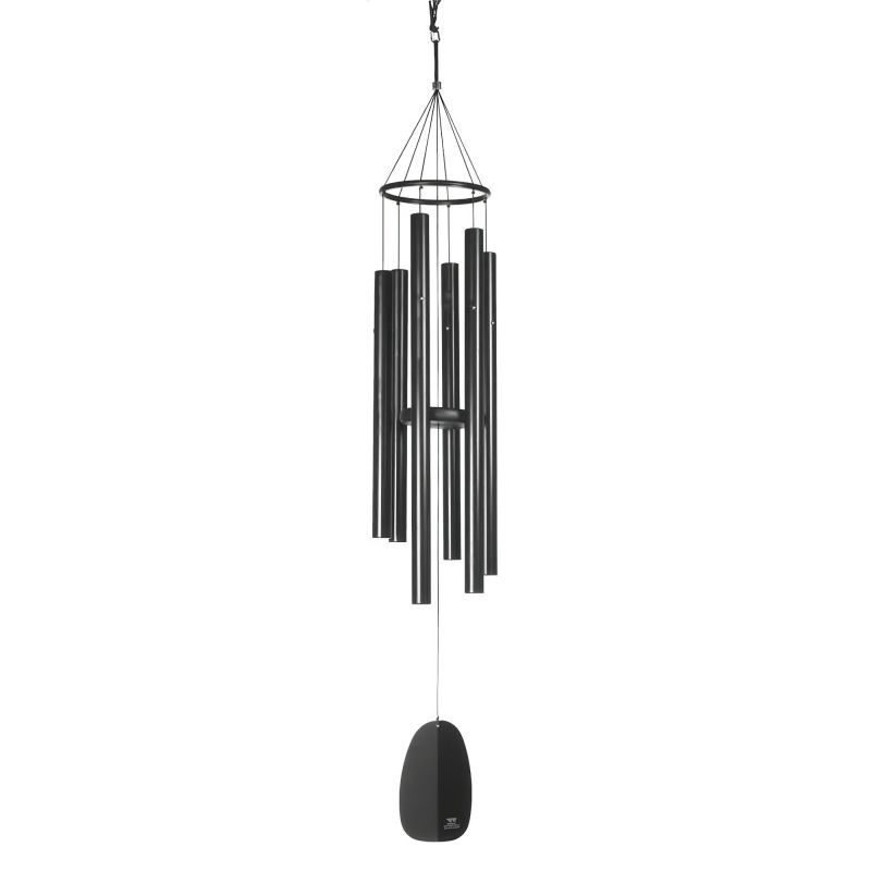 Campana a vento nera con lunghi tubi metallici per decorazione da giardino