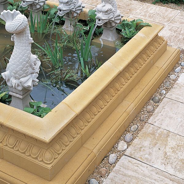 Laghetto decorativo con fontana a forma di animale in pietra e piante