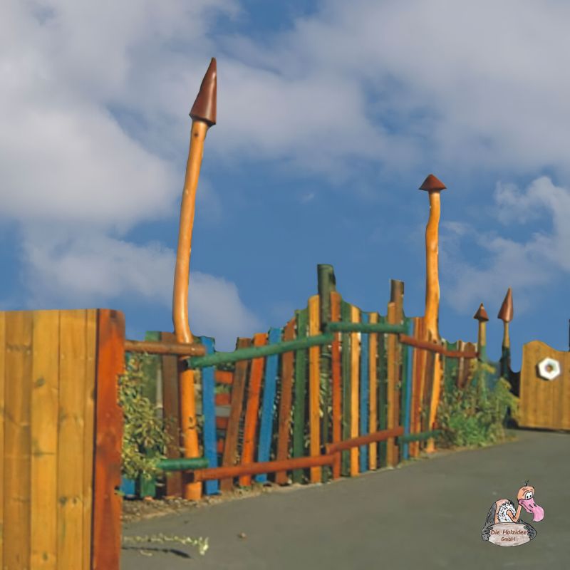 Recinzioni da giardino in legno verniciato a colori vivaci con qualche pianta e cielo azzurro