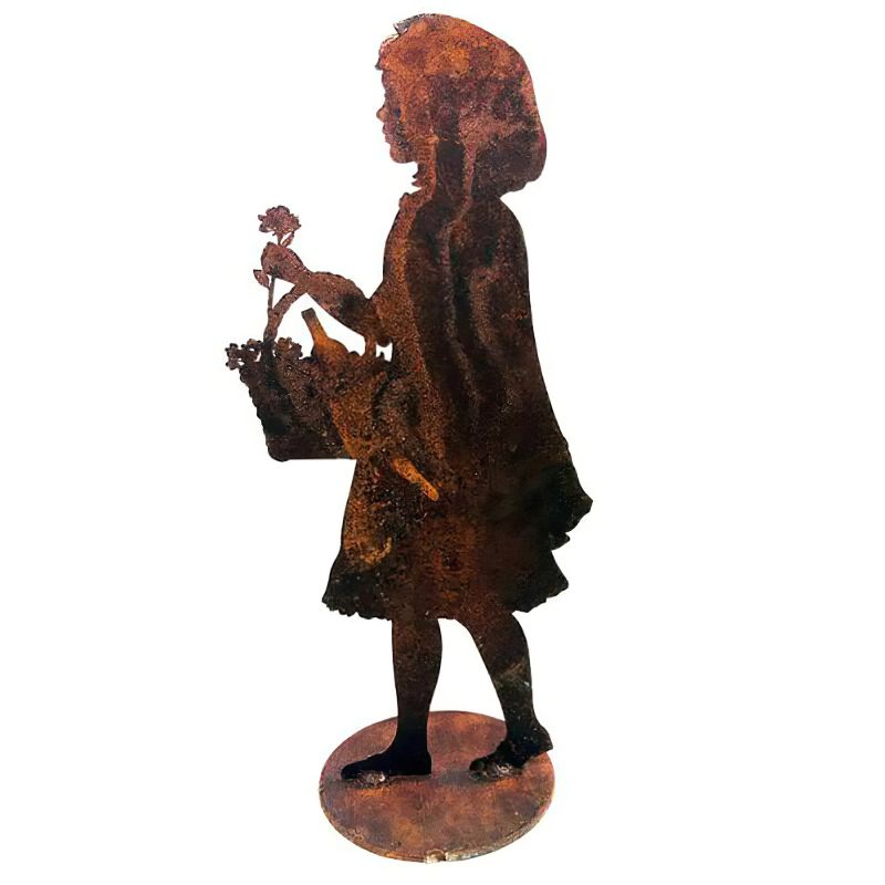 Scultura in metallo arrugginito di una bambina con un fiore e un cestino come decorazione da giardino