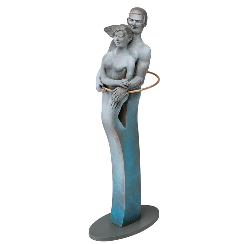 Zeitgenössische Gartenskulptur eines Mannes, der eine Frau liebevoll umarmt, ideale Gartendekoration