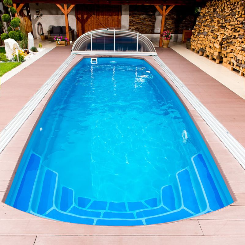 Piscina blu chiara con bordo in legno e ambiente da giardino
