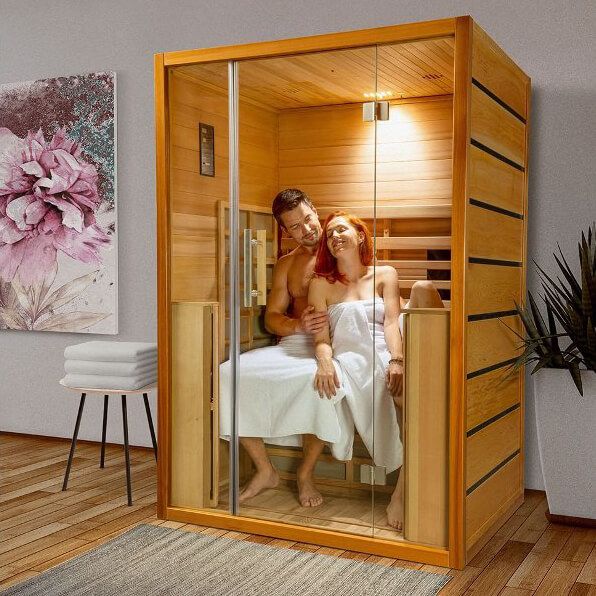 Coppia che si gode una sauna moderna in legno in un elegante giardino