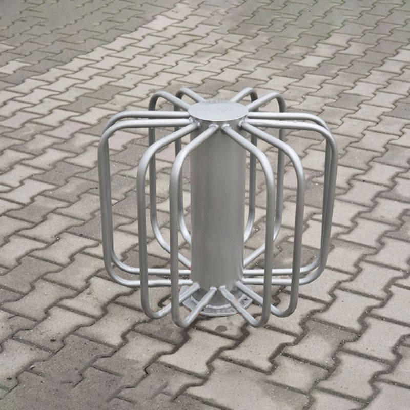 Accessoire en métal argenté robuste pour mobilier de jardin sur pavé gris
