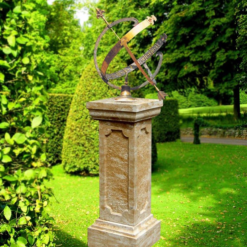 Un cadran solaire décoratif posé sur un piédestal en pierre entouré de verdure luxuriante dans le jardin