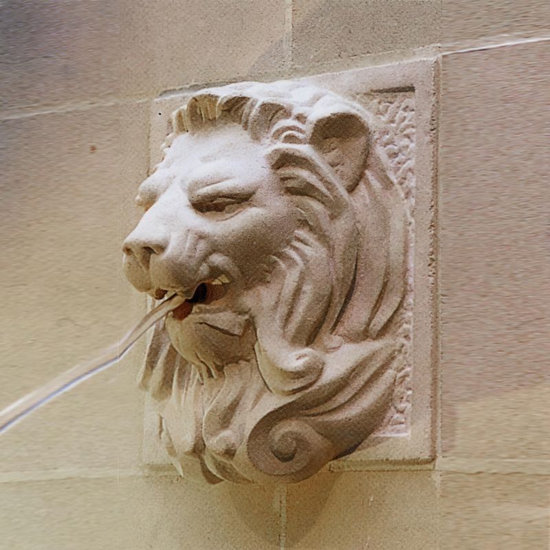 Fontana in pietra con testa di leone e getto d'acqua per decorazione da giardino