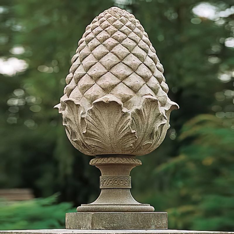 Grande pomme de pin en pierre comme décoration de jardin dans un parc