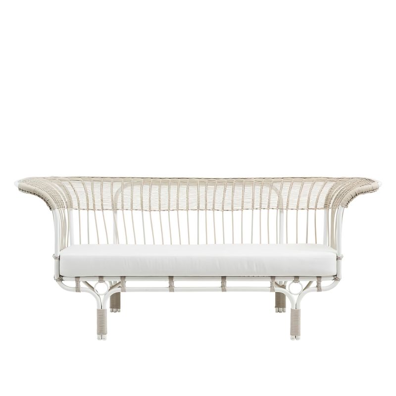 Panca imbottita bianca in rattan intrecciato chiaro per il giardino