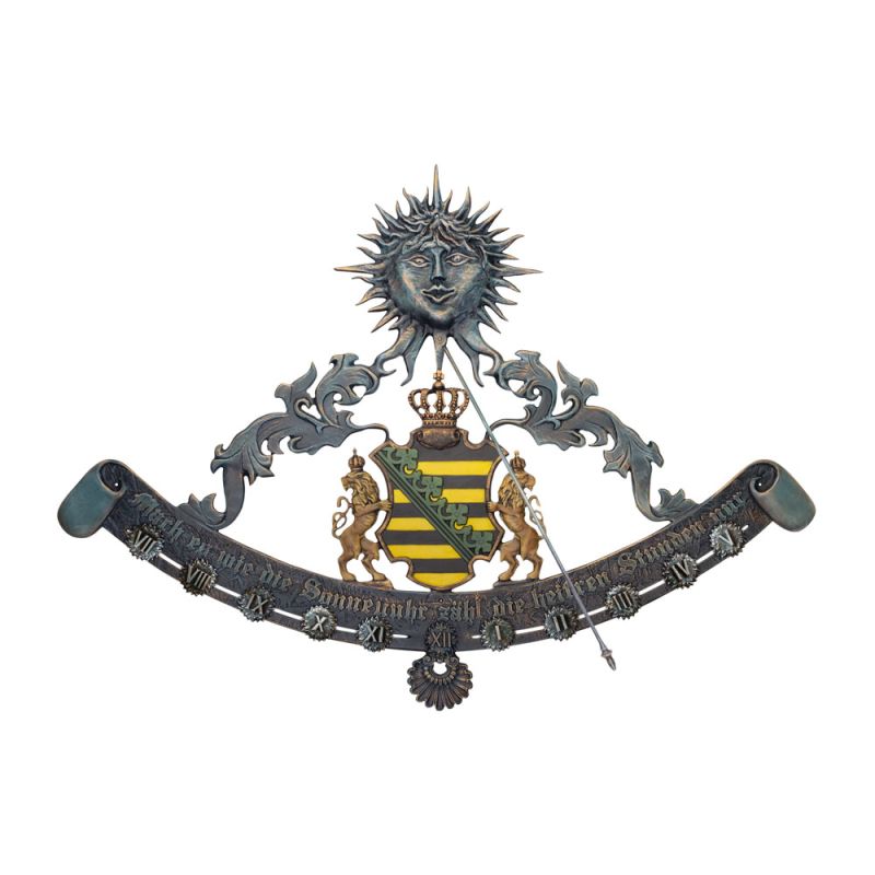 Cadran solaire en fer forgé avec figure solaire décorative et blason